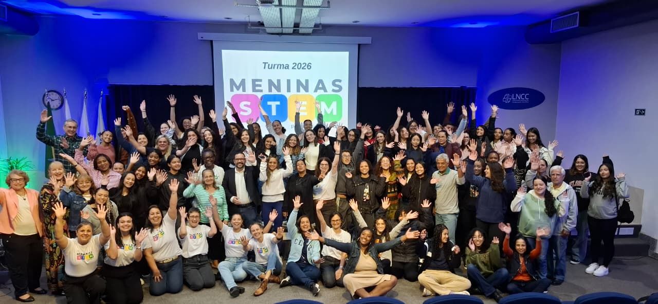 Turma do Projeto Meninas STEM em atividade formativa